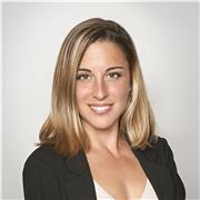 Me dedico a traducir textos de diversas materias en inglés; doy clases de conversación y Use of English en lengua inglesa (valga la redundancia) y apoyo a mis alumnos en su manejo fluido de la gramática y vocabulario adecuados para el área laboral/académi